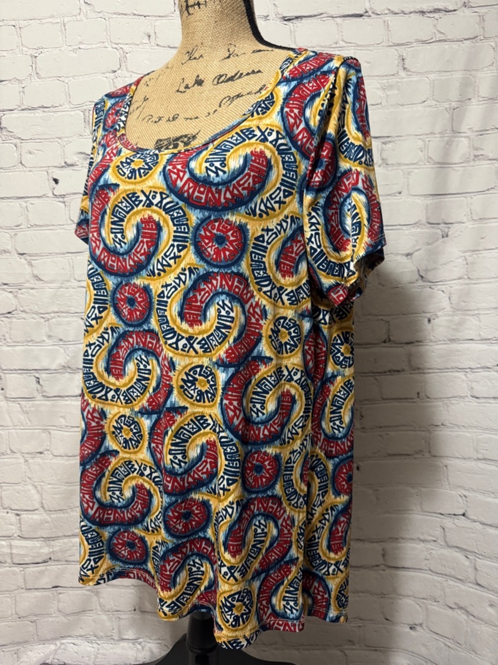 Slinky! like new LuLaRoe Classic T style Colorful Swirl Print Scoop Neck Tunic